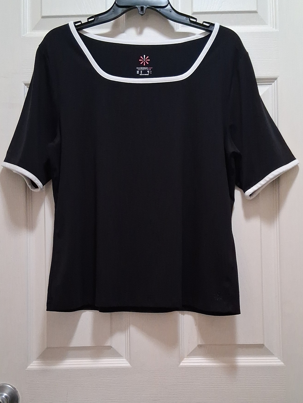 ISAAC MIZRAHI LIVE ESSENTIALS Black Short Sleeve Top with White Trim - Women M